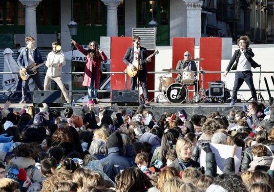 La banda Happening en plena actuación en la Plaza Mayor ante los escolares vallisoletanos