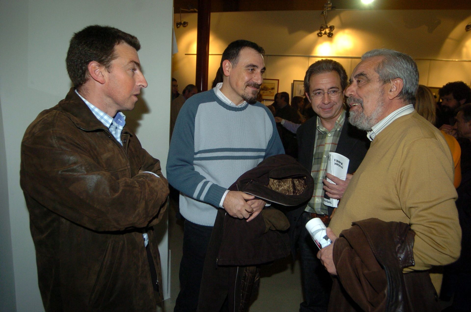 Luis Fernández Gamazo, de la Asociación de Vecinos Rondilla y Alfonso Sánchez de Castro y Jesús Anta, de Izquierda Unida; junto a Tomás Rodríguez Bolaños durante la celebración del 25 aniversario de la Federación de Vecinos Antonio Machado,