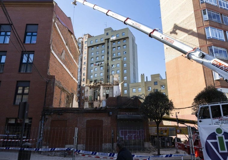 El grueso del edificio ya ha sido demolido. Solo queda en pie la fachada de la planta de calle y un trozo de la pared trasera del inmueble.