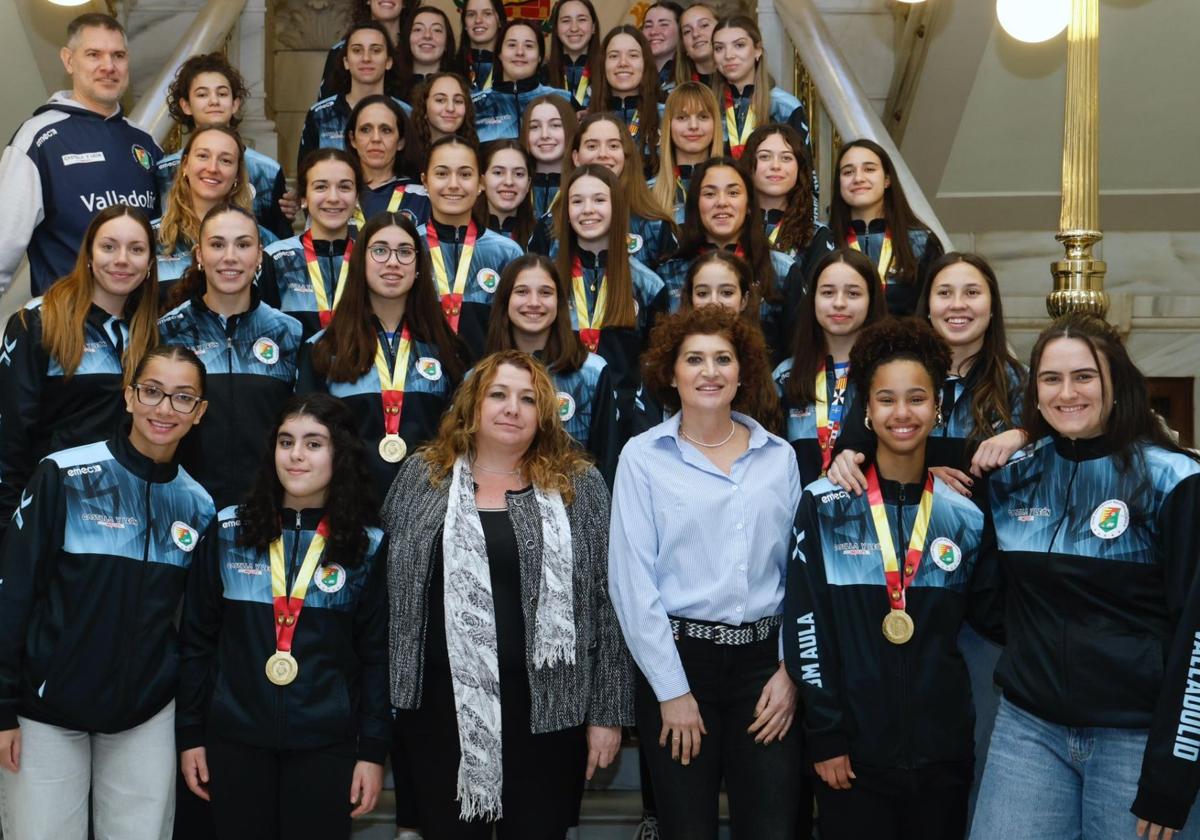 Presidenta, técnico y jugadoras del Aula posan en el ayuntamiento con los equipos infantil y cadete.