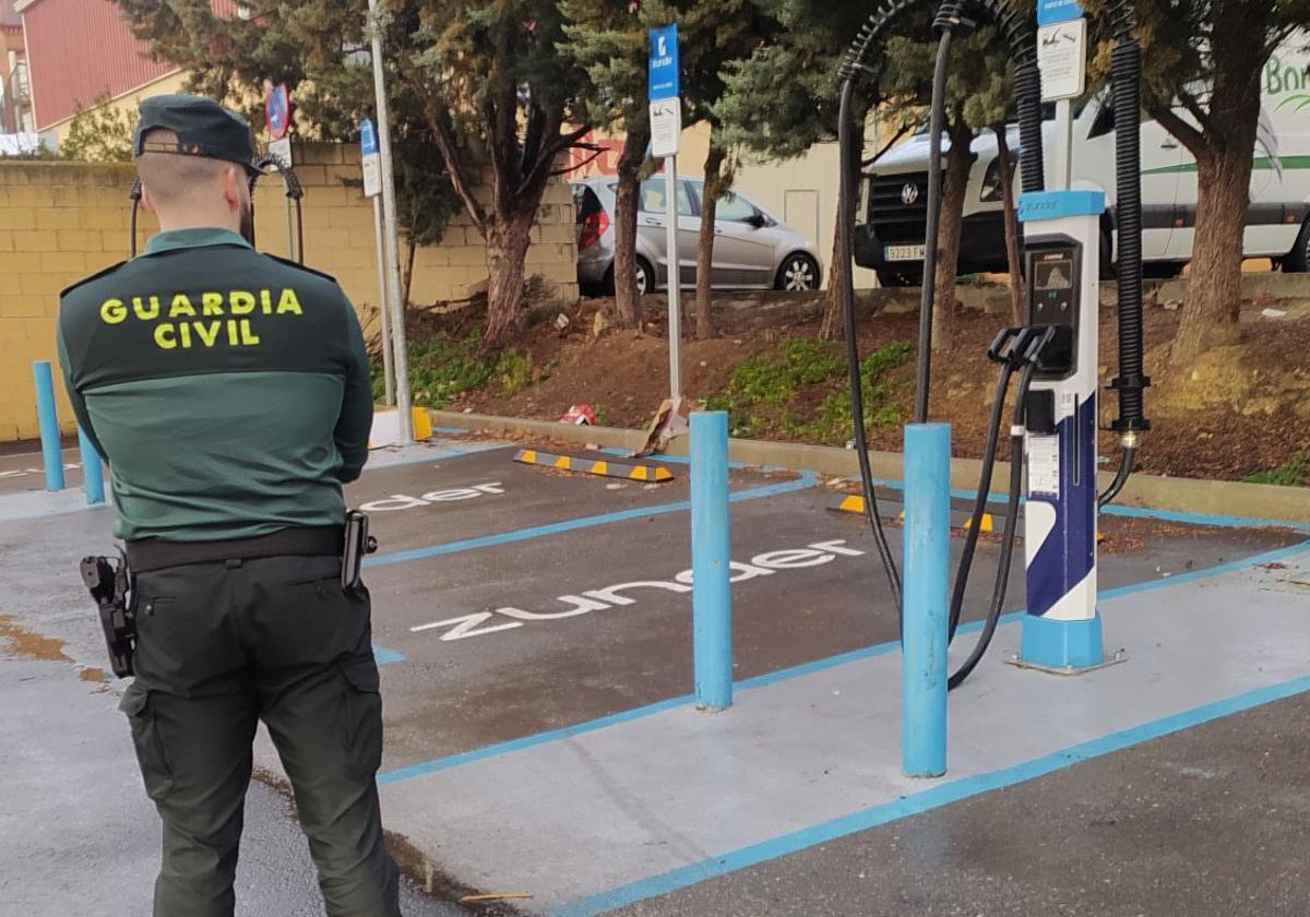 Uno de los agentes, delante de los cargadores en los que se produjo el robo.