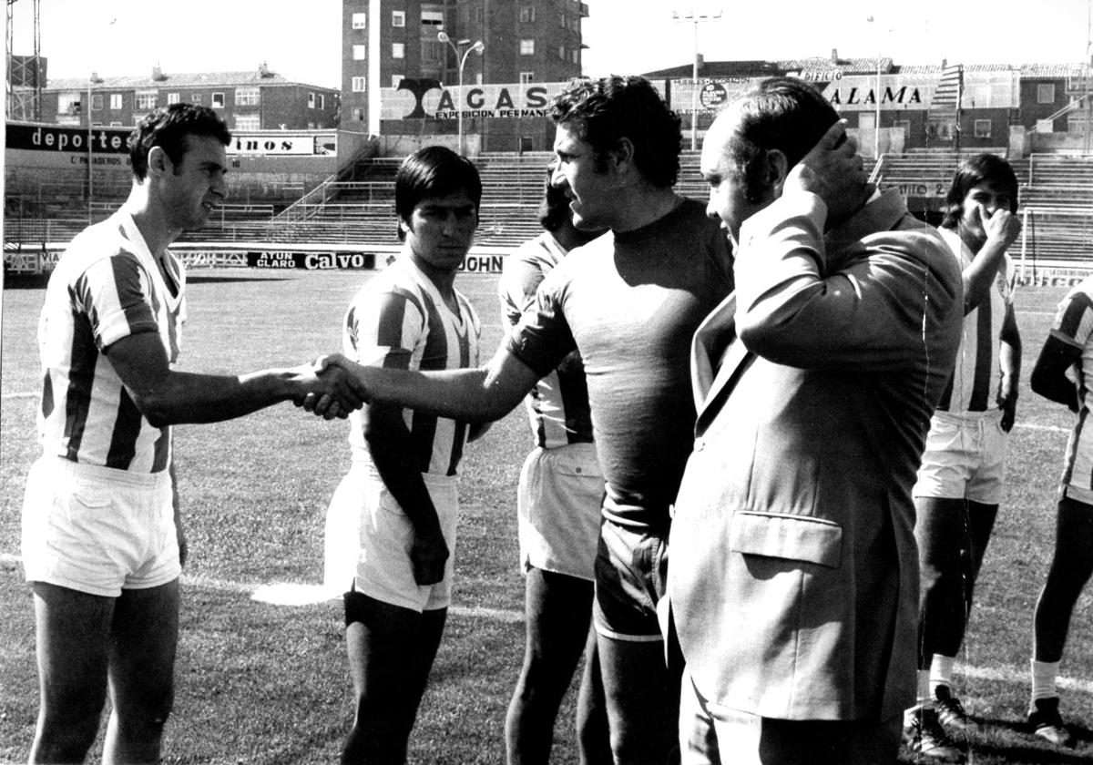 Acompañado por el entonces presidente del club blanquivioleta, Fernando Alonso, Paquito saluda a los jugadores de la plantilla el día de su presentación como técnico del Real Valladolid en la temporada 1977-78.