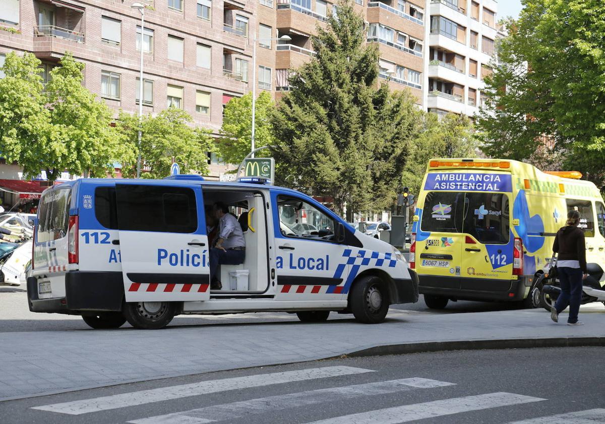 Policía Local y ambulancia, en la zona de San Lázaro en una imagen de archivo.