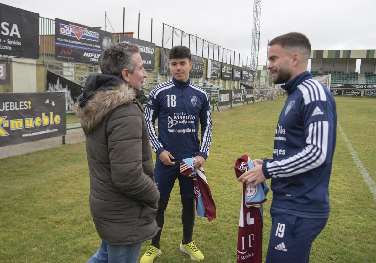 El presidente de la Gimnástica Segoviana, Agustín Cuenca, junto a los fichajes Céspedes y Farrell.