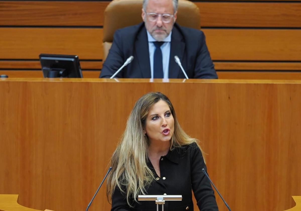 Ana Rosa Hernando (Vox Burgos), durante una intervención en el Pleno de las Cortes de Castilla y León.