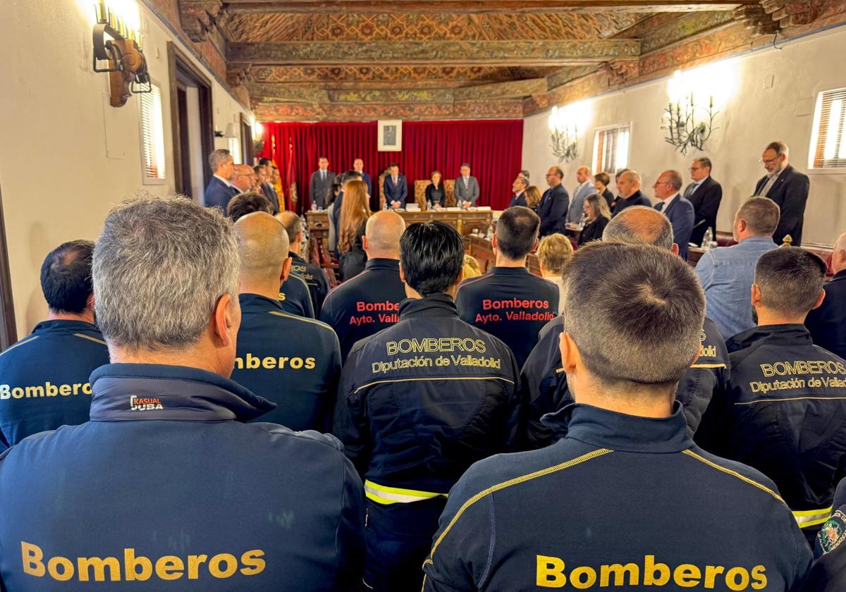 Bomberos de la Diputación, durante el homenaje realizado hoy a Fernando Navarro en la Diputación.