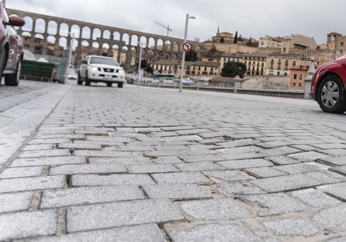 Hundimiento en la calzada de la avenida Padre Claret de Segovia.