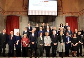 La reina Sofía, junto a los premiados y las autoridades.