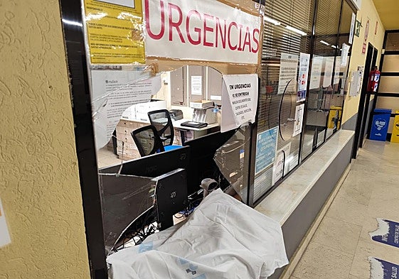 La mampara rota tras la patada del detenido.