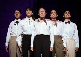 Raquel Varela, Rozalén, Luisa Gavasa, Paula Iwasaki y Laura Porras en un pasaje de 'Chavela'.