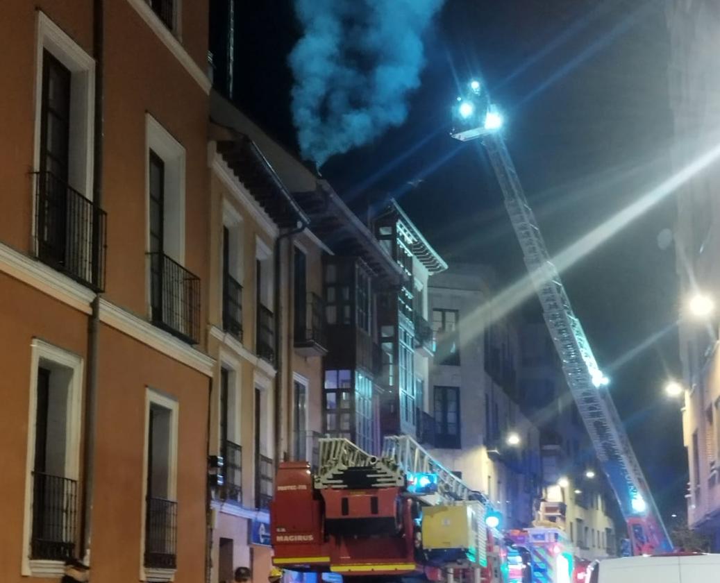 Los bomberos desplegaron una escala para realizar las tareas.