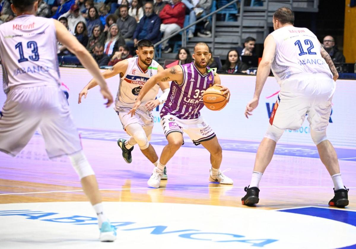 Mike Torres, rodeado de rivales en el partido disputado en Fontes doSar.