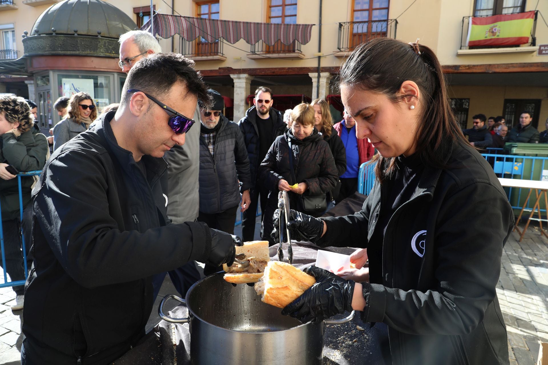 Mil bocadillos de panceta se reparten en la Plaza Mayor de Palencia