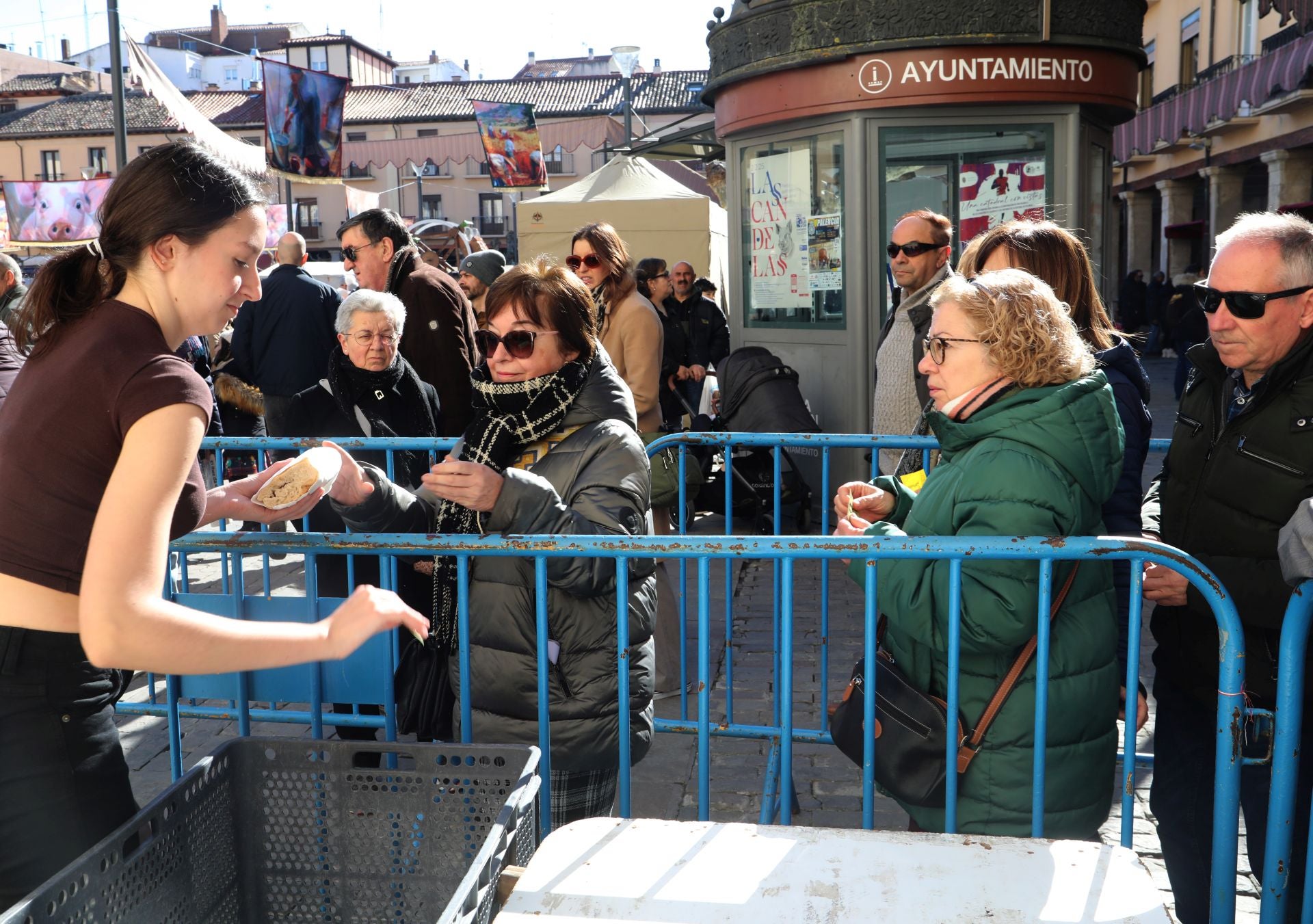 Mil bocadillos de panceta se reparten en la Plaza Mayor de Palencia