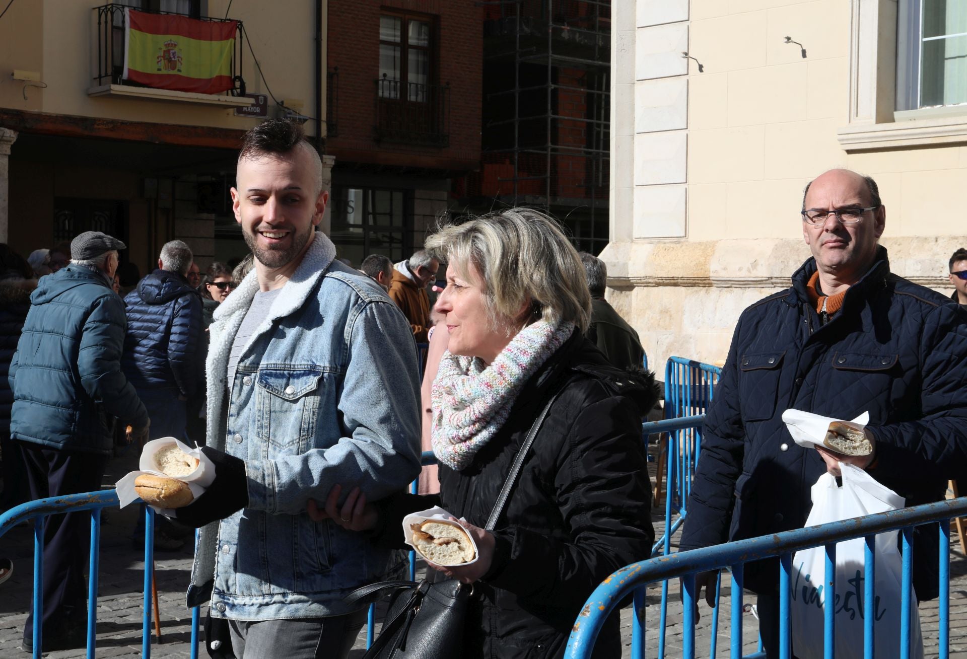 Mil bocadillos de panceta se reparten en la Plaza Mayor de Palencia