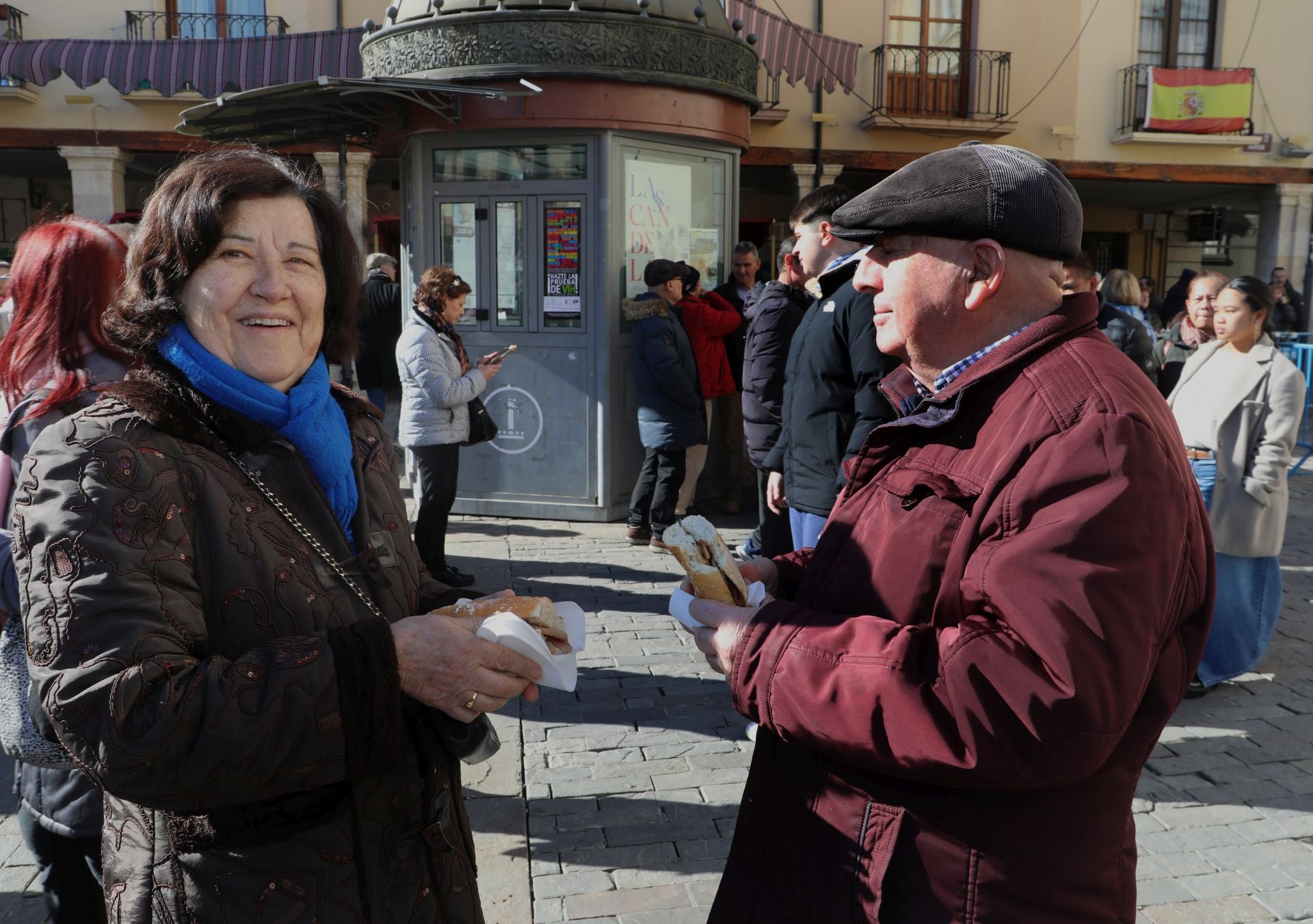 Mil bocadillos de panceta se reparten en la Plaza Mayor de Palencia