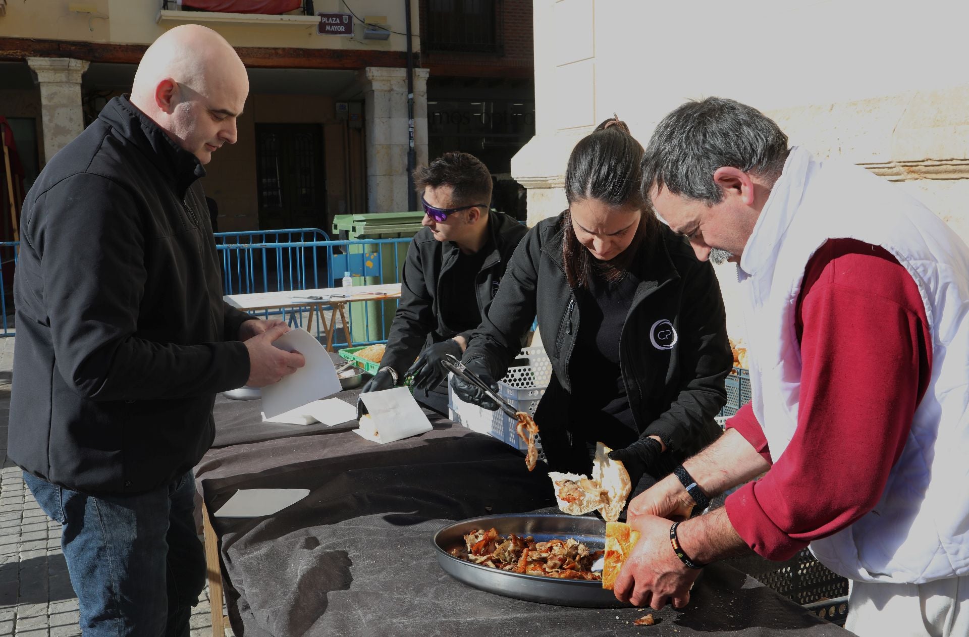 Mil bocadillos de panceta se reparten en la Plaza Mayor de Palencia