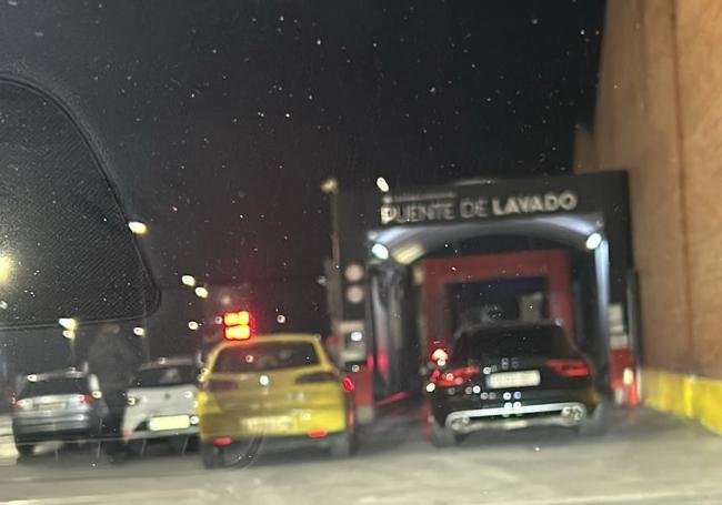 Vehículos estacionados en la estación de servicio del polígono de San Cristóbal durante la noche de este viernes.