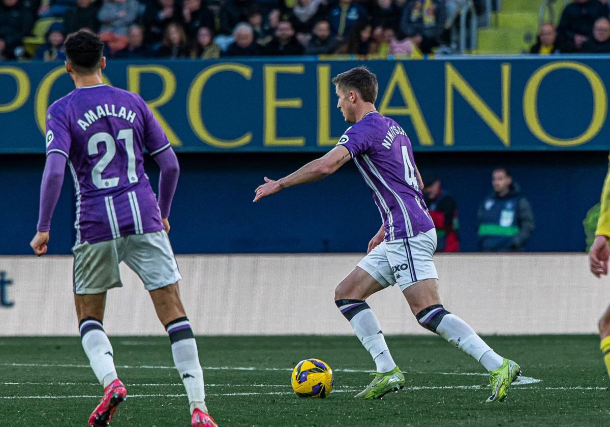 Nikitscher conduce en el centro del campo en el partido ante el Villarreal.