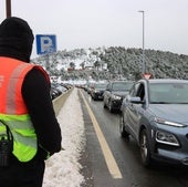 La masiva afluencia a Navacerrada obliga a cortar su conexión con Segovia