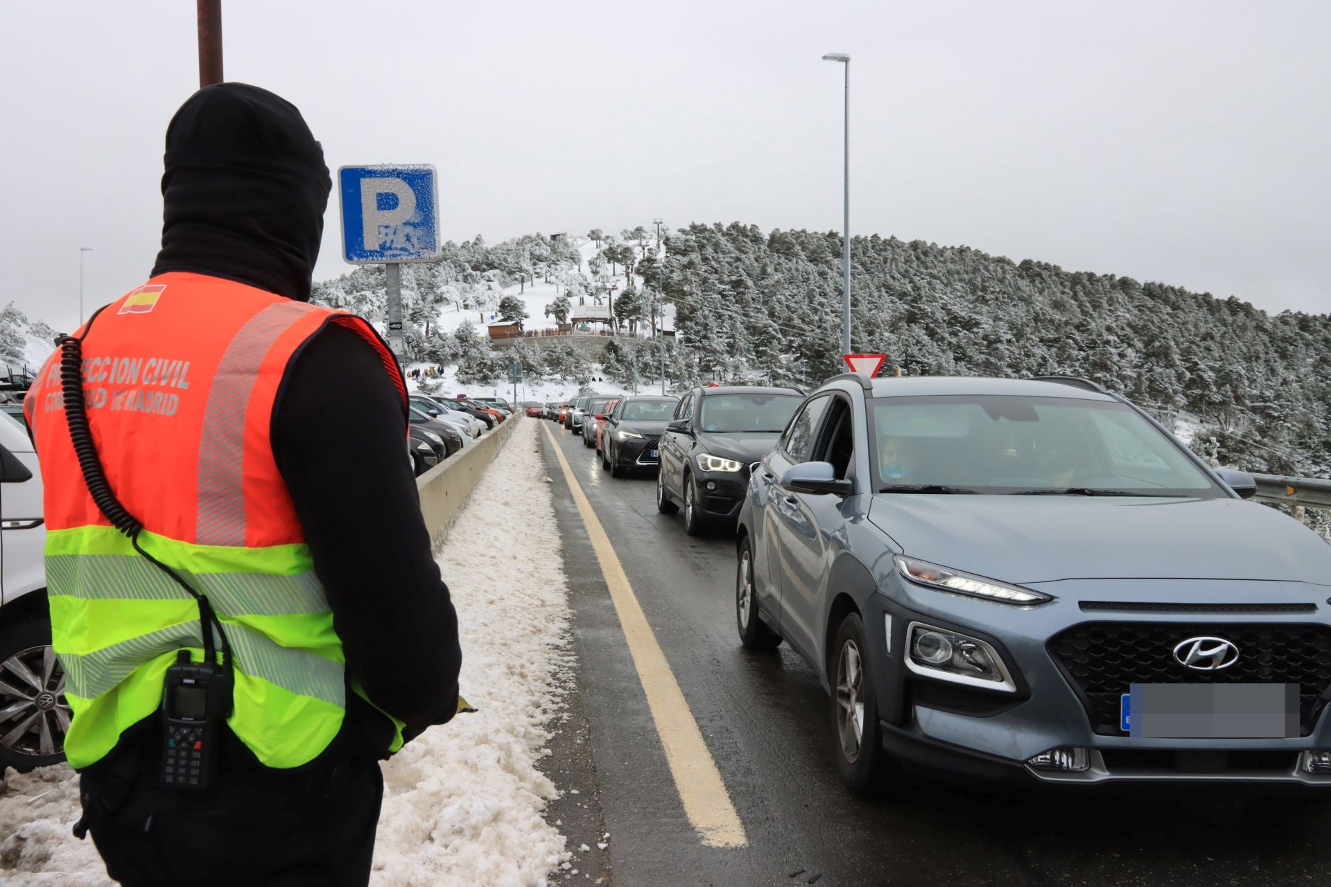 Cortes en Navacerrada por la avalancha de visitantes