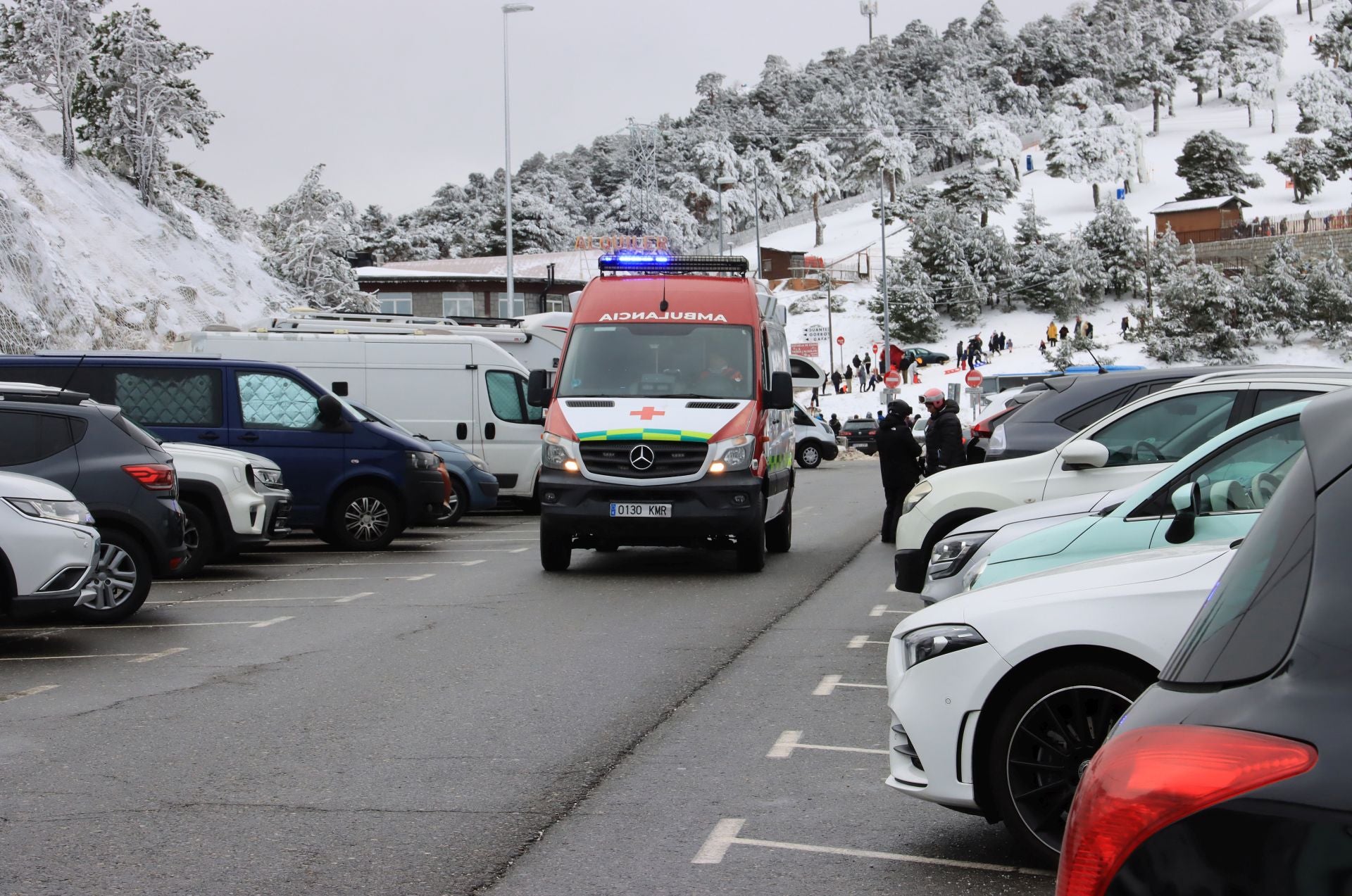 Cortes en Navacerrada por la avalancha de visitantes