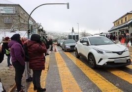 Multitud de personas visitan el puerto de Navacerrada para disfrutar de la nieve