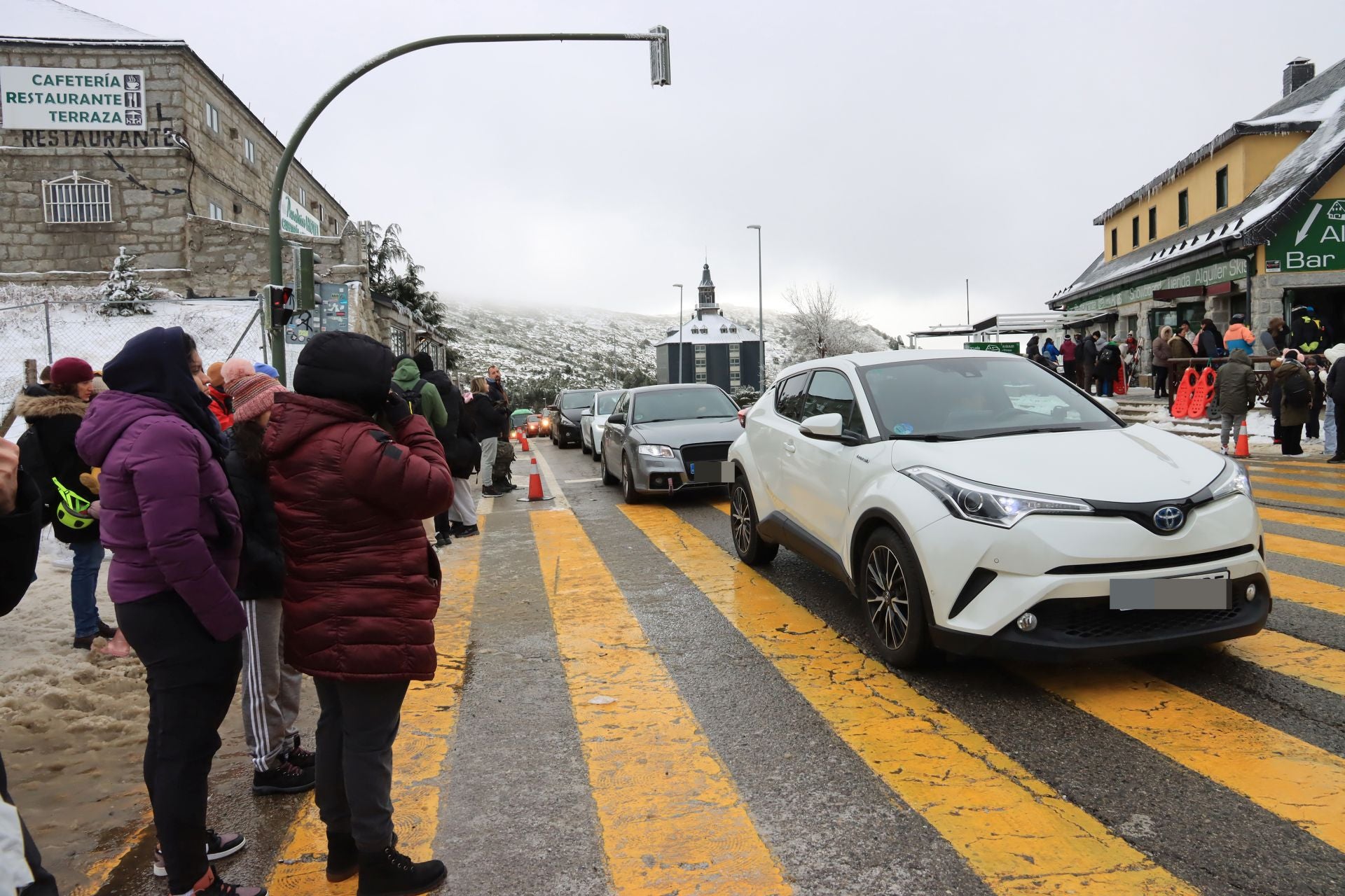 Cortes en Navacerrada por la avalancha de visitantes