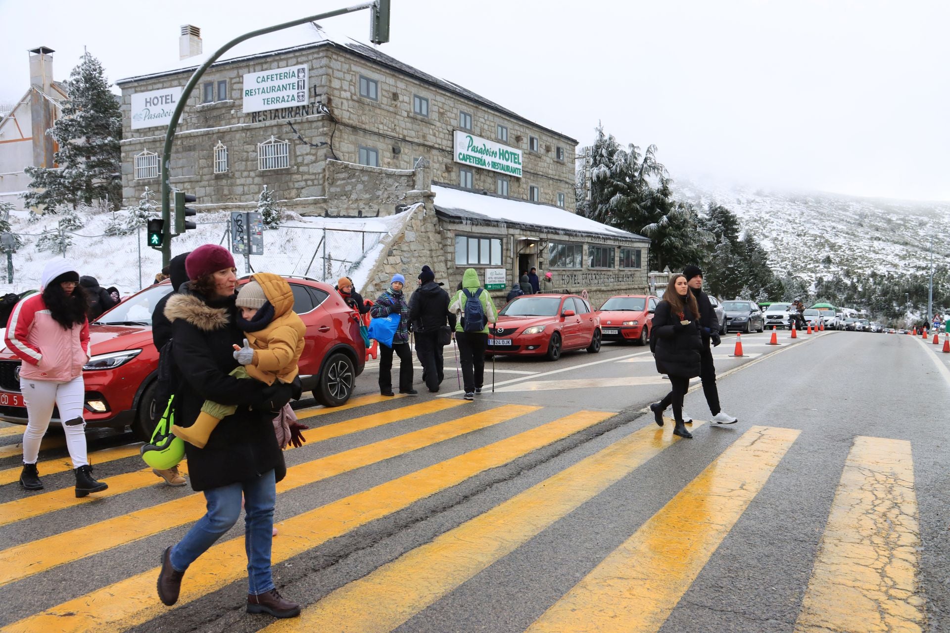 Cortes en Navacerrada por la avalancha de visitantes