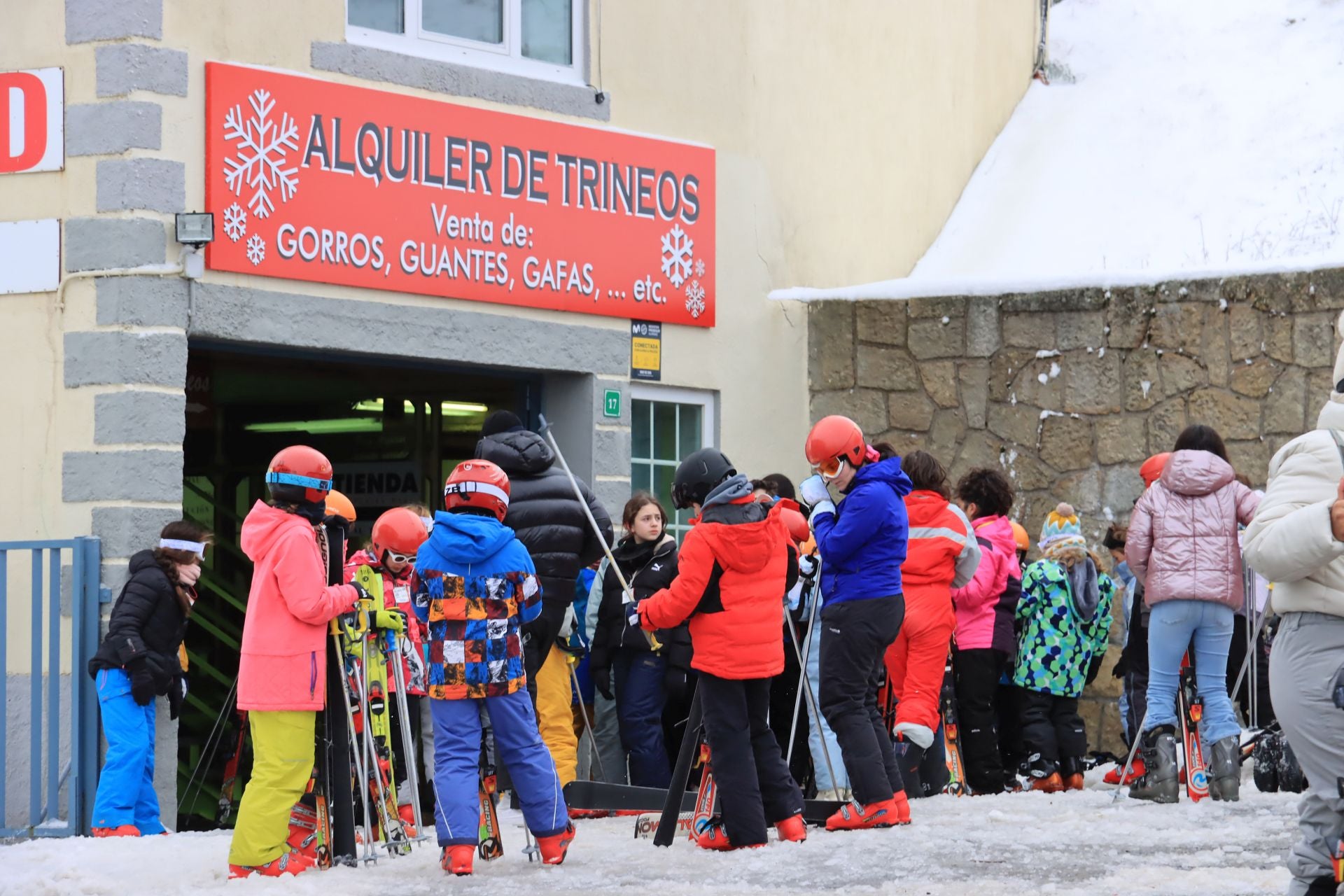 Cortes en Navacerrada por la avalancha de visitantes