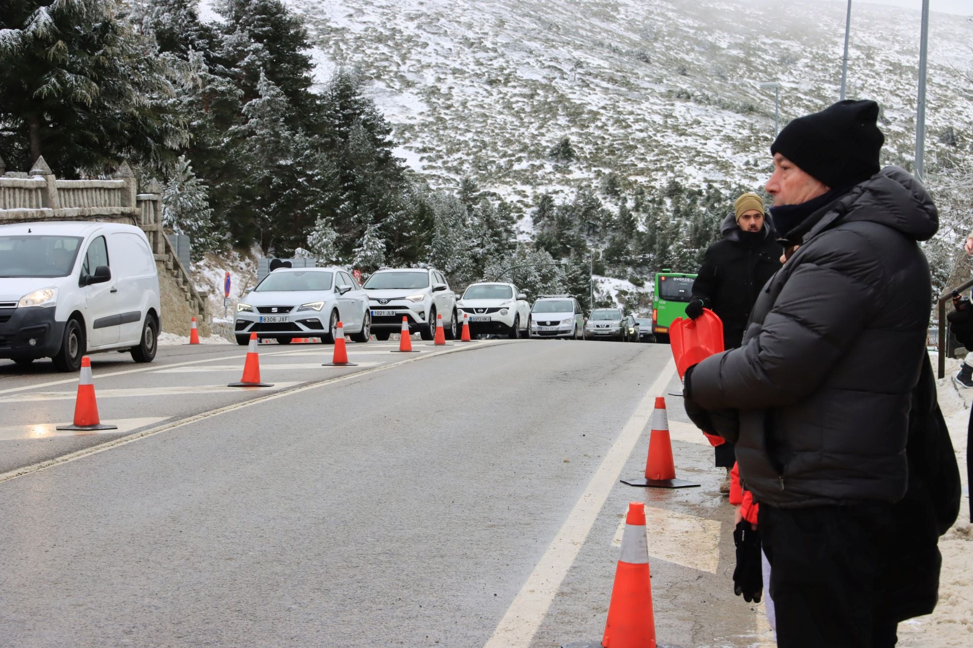 Cortes en Navacerrada por la avalancha de visitantes