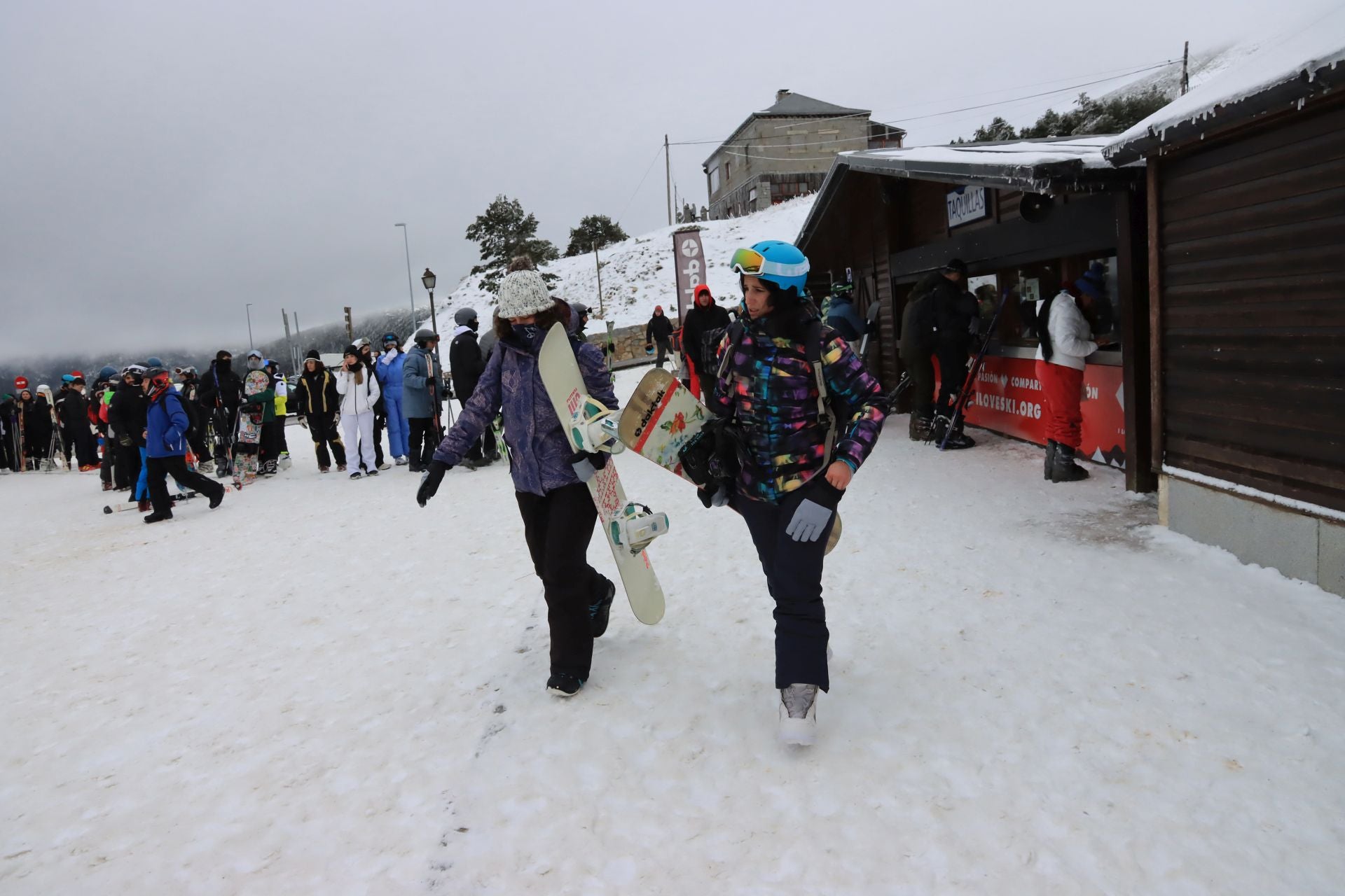 Cortes en Navacerrada por la avalancha de visitantes