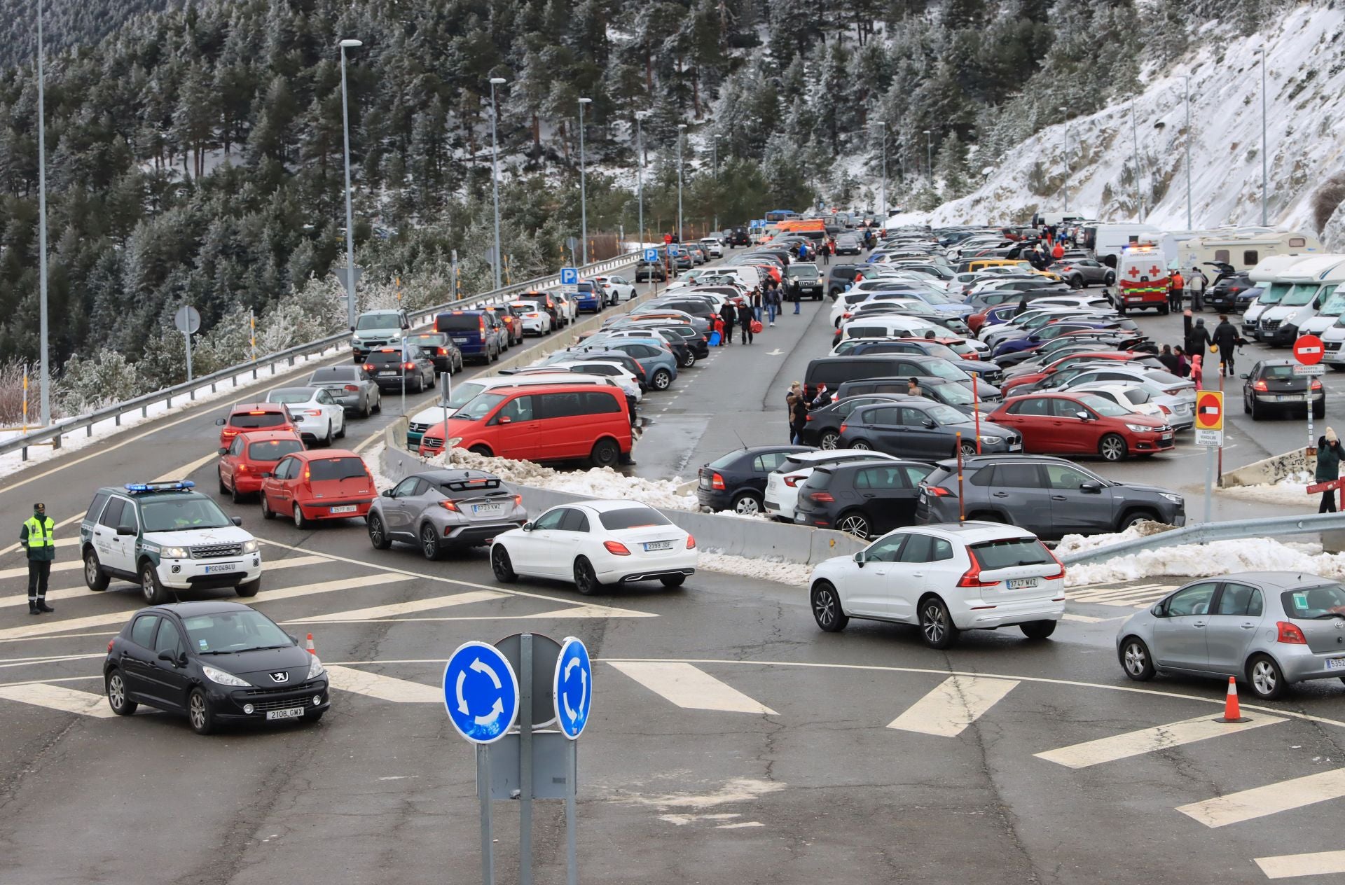 Cortes en Navacerrada por la avalancha de visitantes