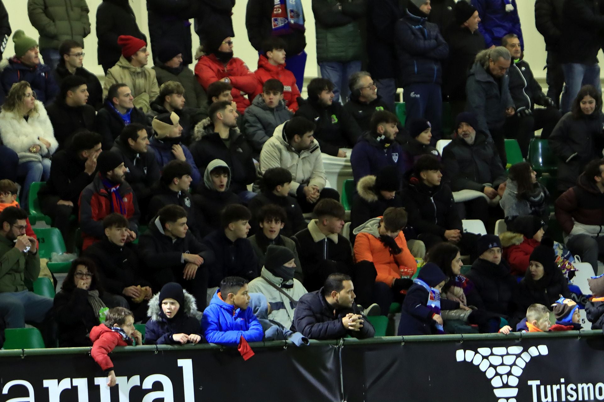 Búscate en las gradas de La Albuera durante el Segoviana vs Tarazona