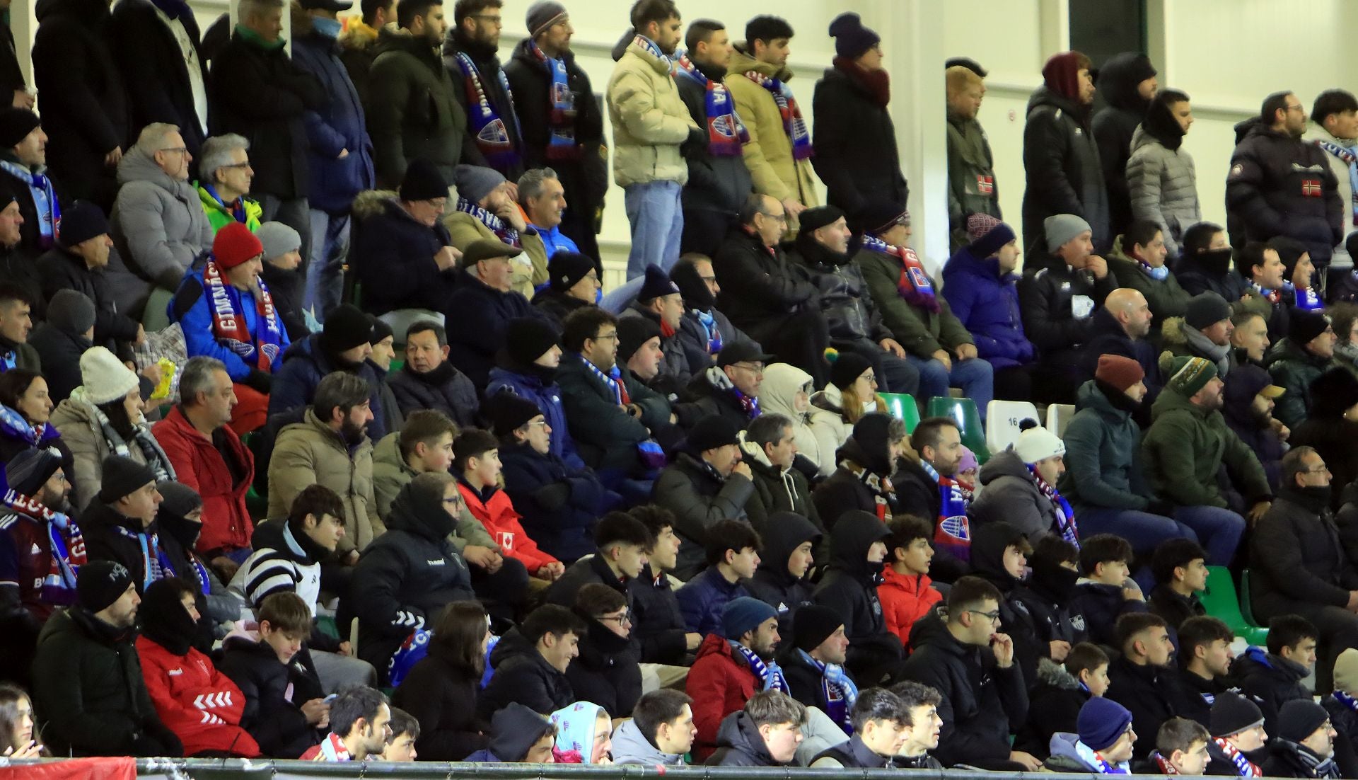 Búscate en las gradas de La Albuera durante el Segoviana vs Tarazona