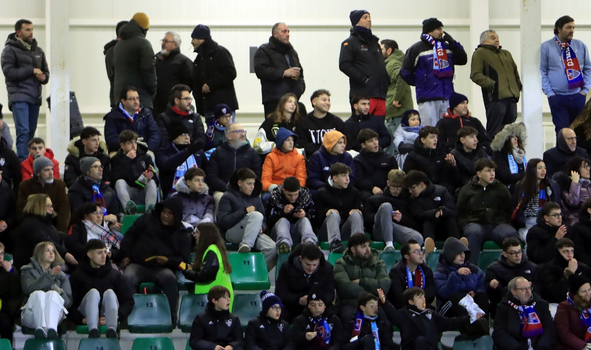 Búscate en las gradas de La Albuera durante el Segoviana vs Tarazona