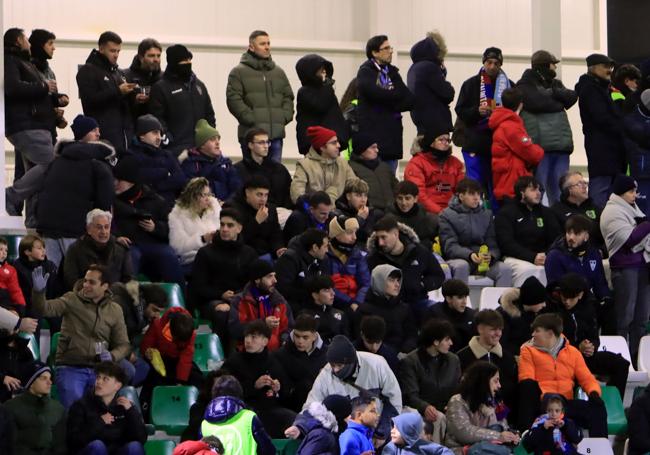 Gradas de La Albuera durante el partido entre la Segoviana y el Tarazona.