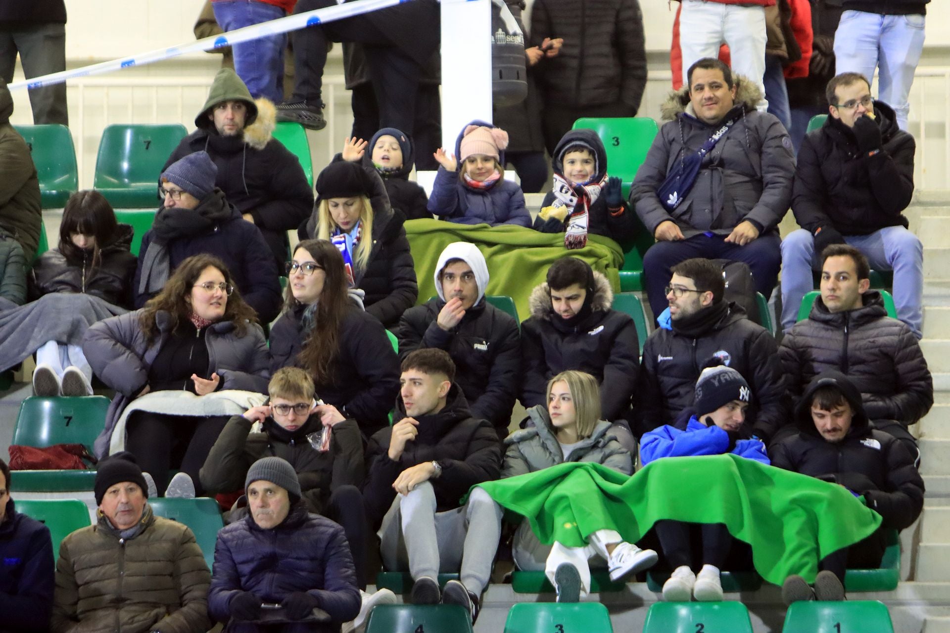 Búscate en las gradas de La Albuera durante el Segoviana vs Tarazona