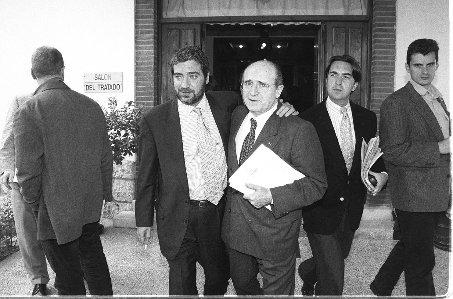 Miguel Ángel Rodríguez y Abel Matutes en la clausura del Encuentro Hispano Alemán de periodistas. 26 de abril de 1997.