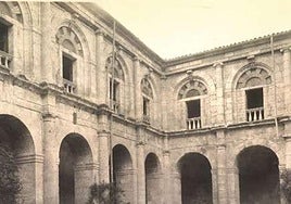 Claustro del monasterio de La Santa Espina en los años 50.