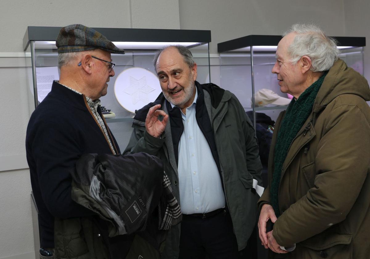 Javier Cantera, en el centro, conversa en el Ateneo con Domiciano Pastor, exsecretario provincial de UPA (izquierda), y con el exalcalde de Palencia Heliodoro Gallego.