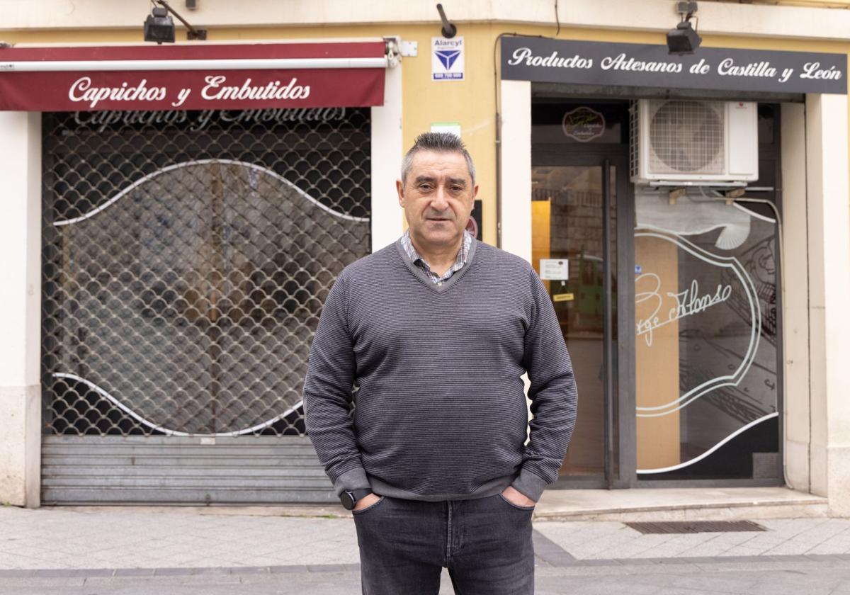 Jorge, delante de la tienda que cierra por jubilación, junto a la Catedral.