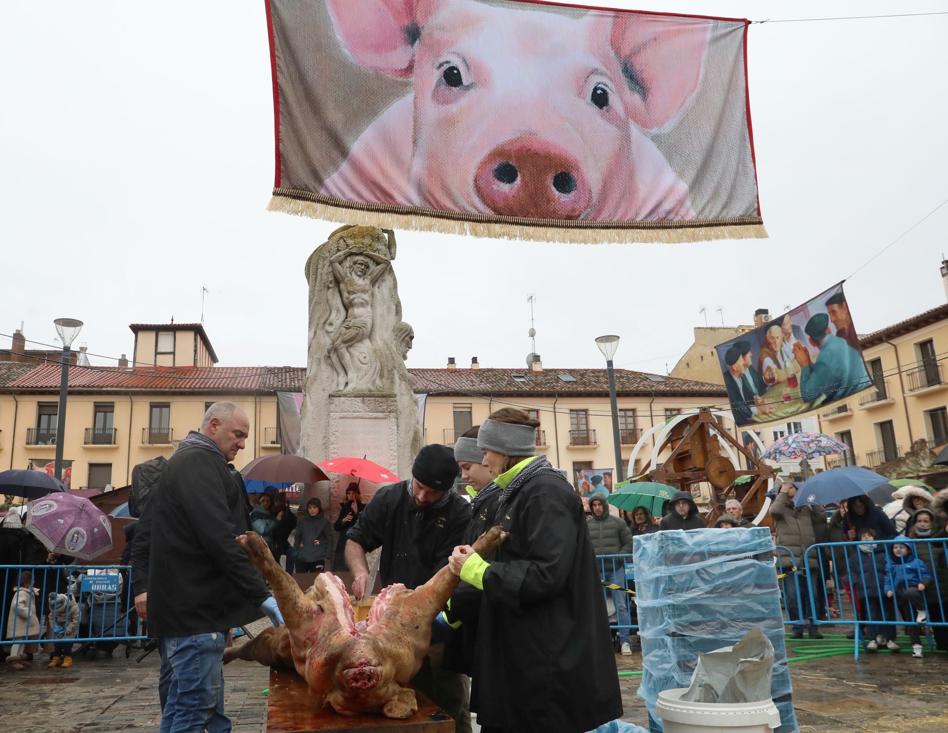 Una clase de labores del despiece del cerdo en la Plaza Mayor
