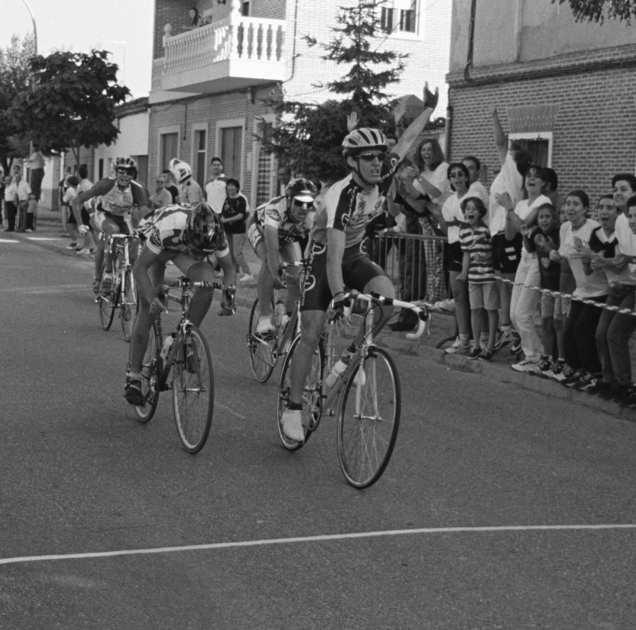 El corredor de Tordesillas Jorge Lozar alza los brazos al entrar en la meta durante la Vuelta al Tratado. 3 de julio de 1998.