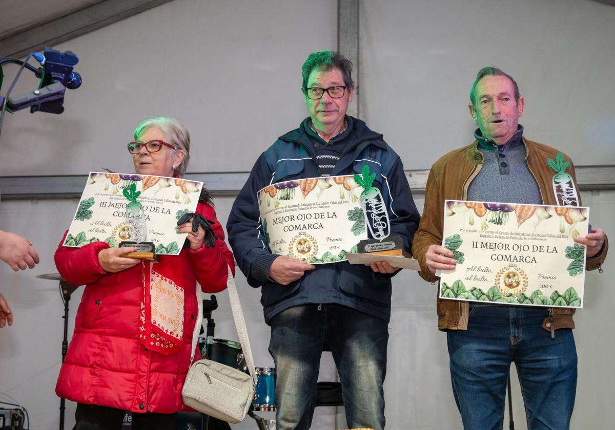 Los tres ganadores posan con sus trofesos y diplomas.