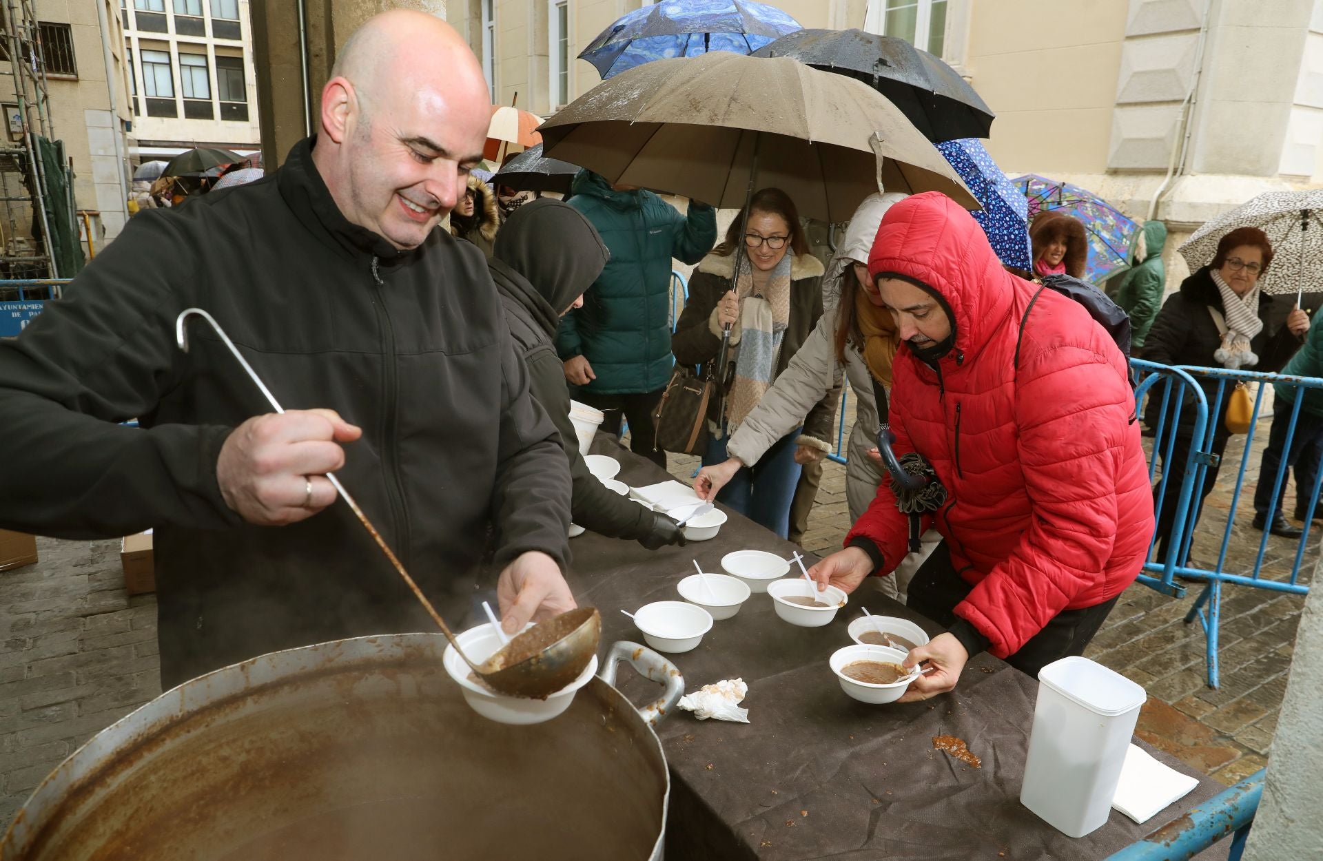 Una clase de labores del despiece del cerdo en la Plaza Mayor