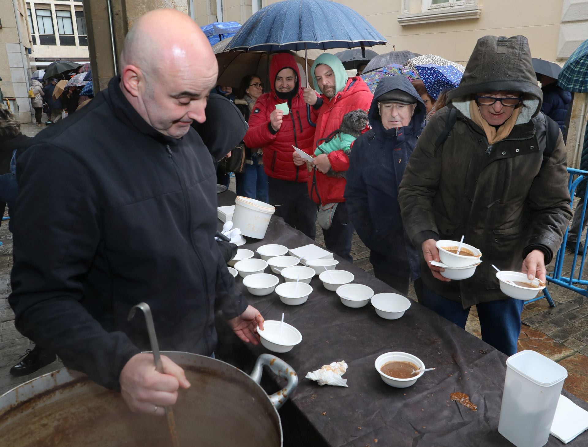 Una clase de labores del despiece del cerdo en la Plaza Mayor