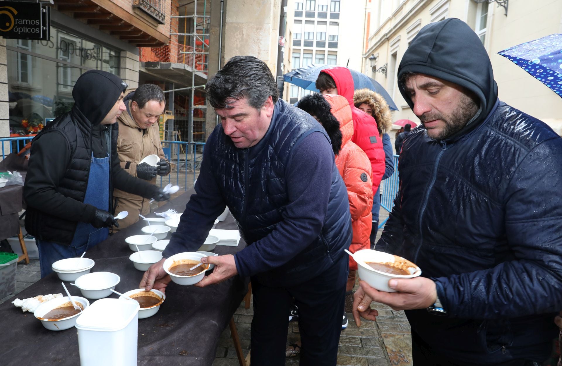 Una clase de labores del despiece del cerdo en la Plaza Mayor