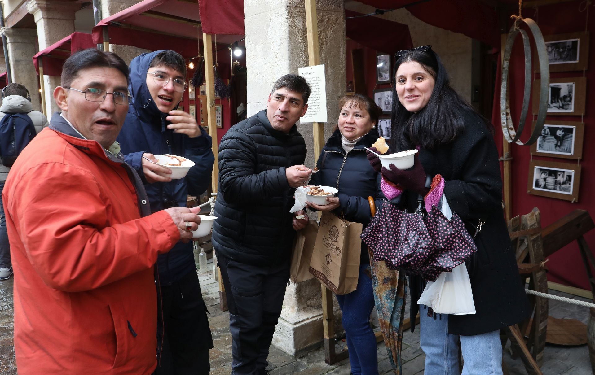 Una clase de labores del despiece del cerdo en la Plaza Mayor