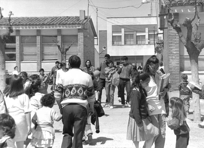 Alumnos en el acceso al Colegio Público Comarcal. Mayo de 1991.